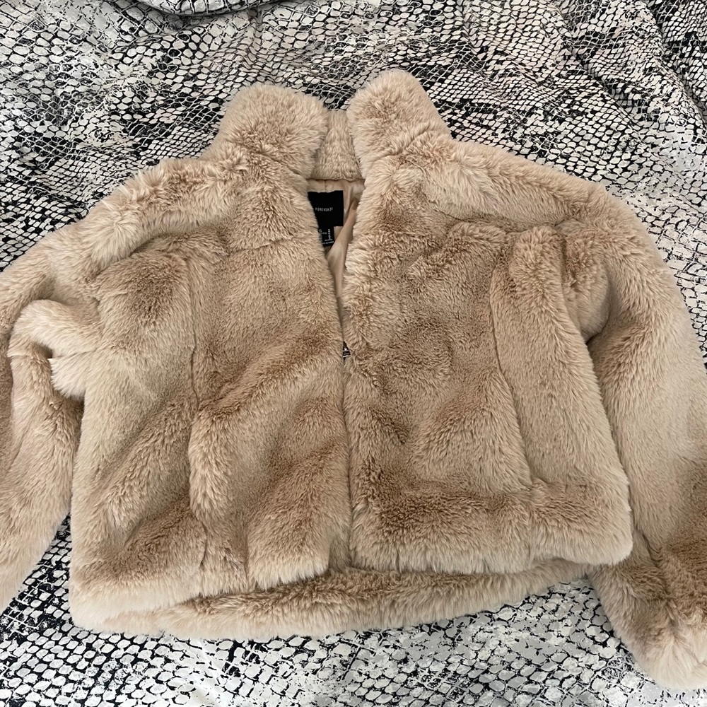 Premium label fuzzy zip up jacket